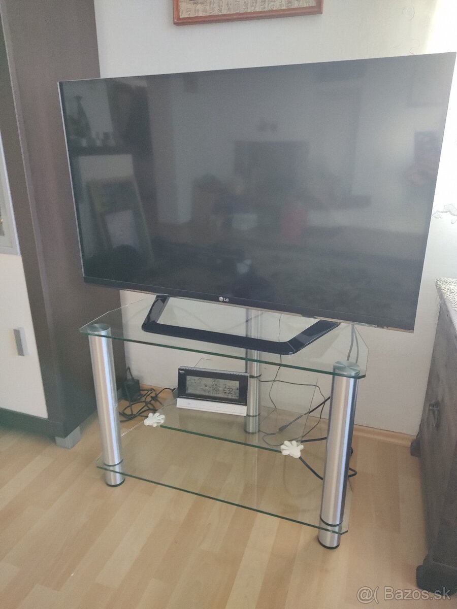 TV Zn. LG 42LM660S +stolík grátis