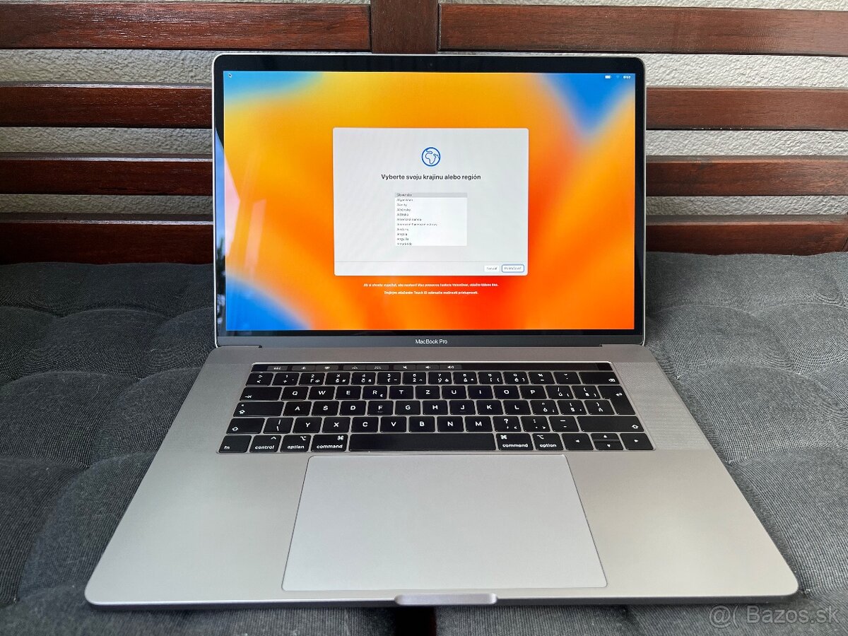 MacBook Pro 15" 2018, i7, 16GB RAM, 512 GB SSD v TOP stave