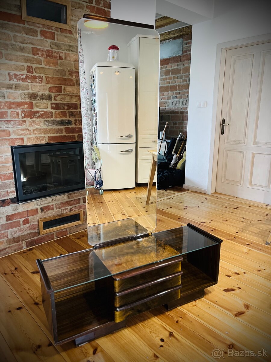 retro toaletny stolik so zrkadlom