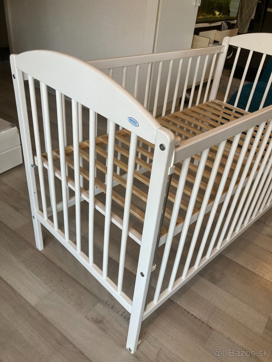 detska postielka ,prebalovaci pult,madrac ,baldachyn