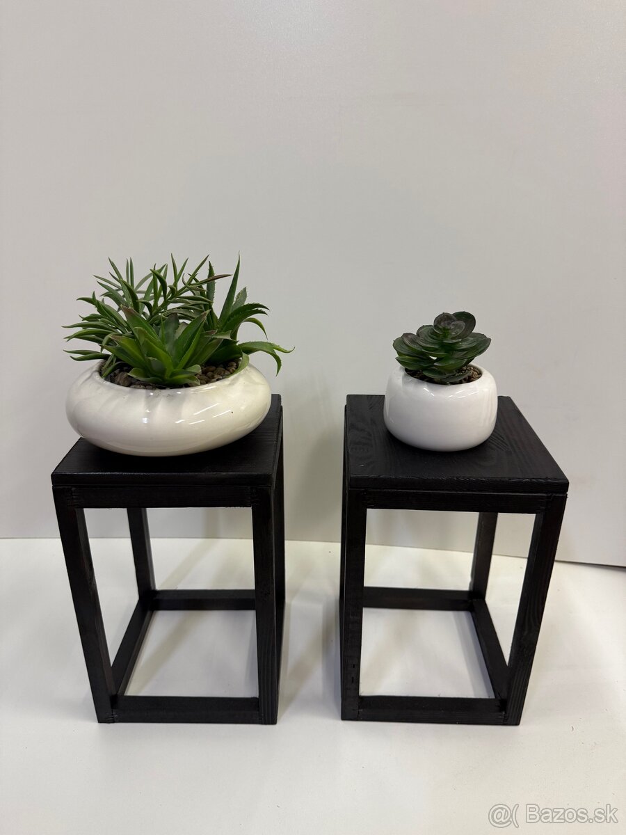 Sada drevených stojanov na kvety .