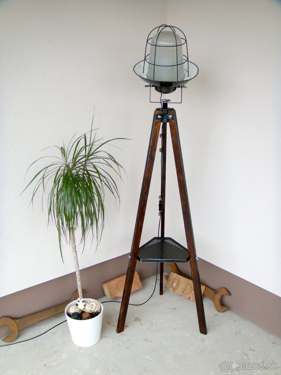 Starožitná stojaca lampa