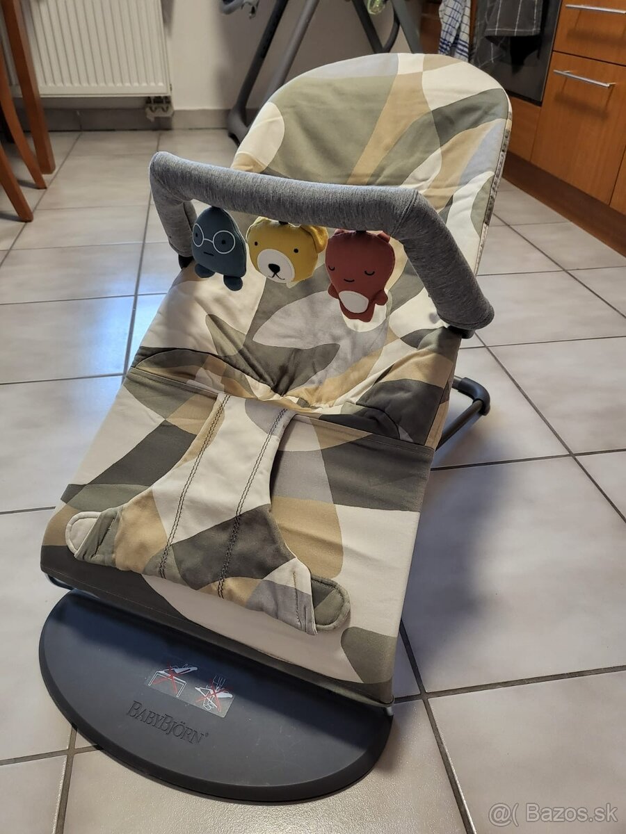Lehátko Babybjörn s textilnou hračkou