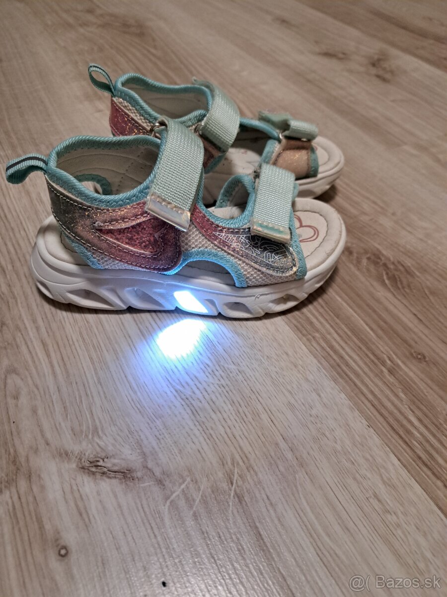 Blikajúce sandále 26