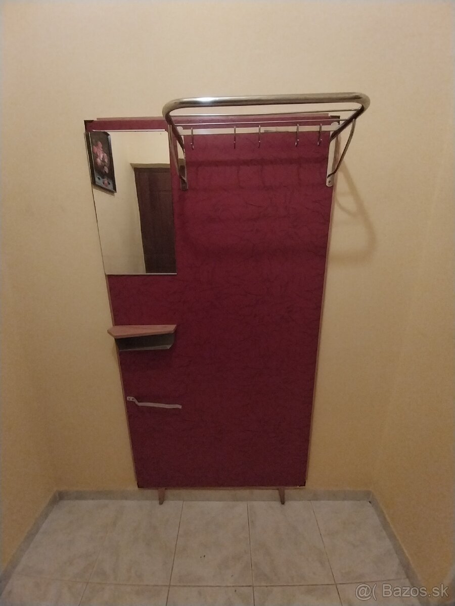 Retro predsieňová stena