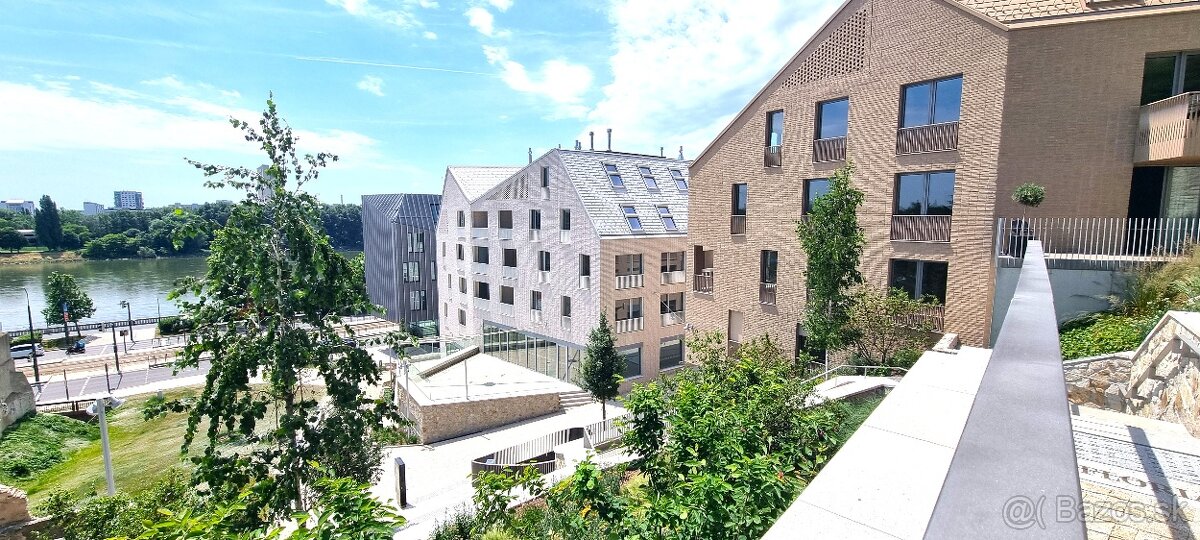 NOVÝ, KLIMATIZOVANÝ 2i. BYT S TERASOU+PARKING / STARÉ MESTO.