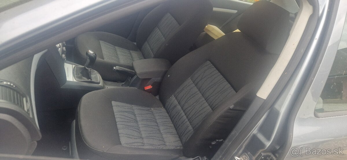 Predám v peknom stave Sedačky na Škodu Octavia 2