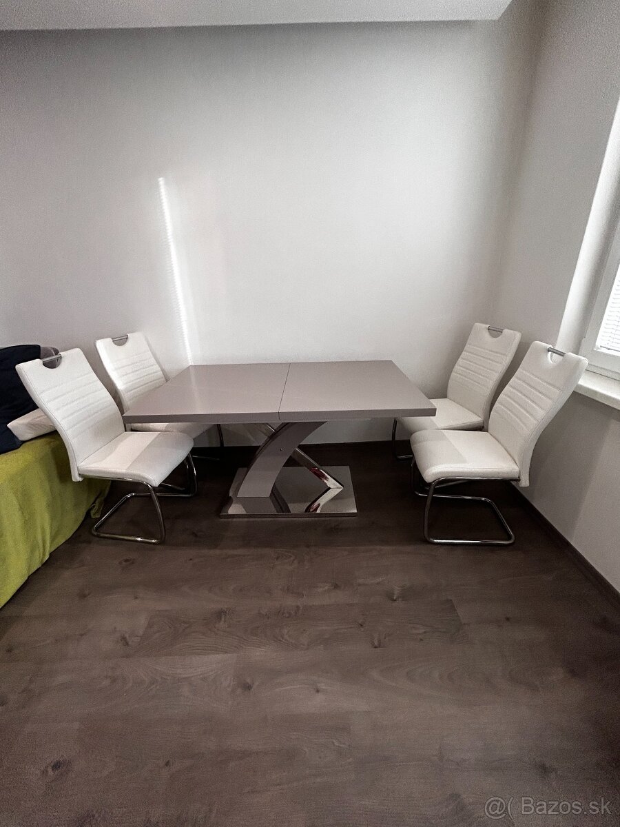 kuchynsky stol + 4 stolicky