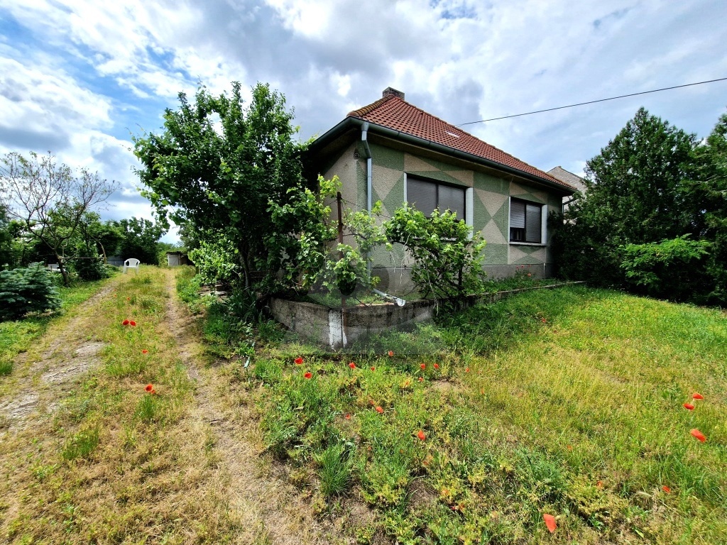 Starší rodinný dom s veľkým pozemkom v kľudnej časti obce