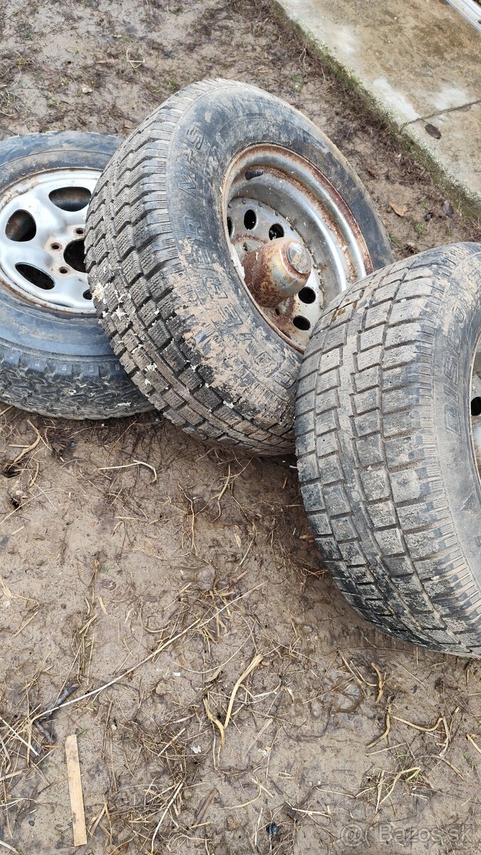 Nissan Terrano 235/70 R15