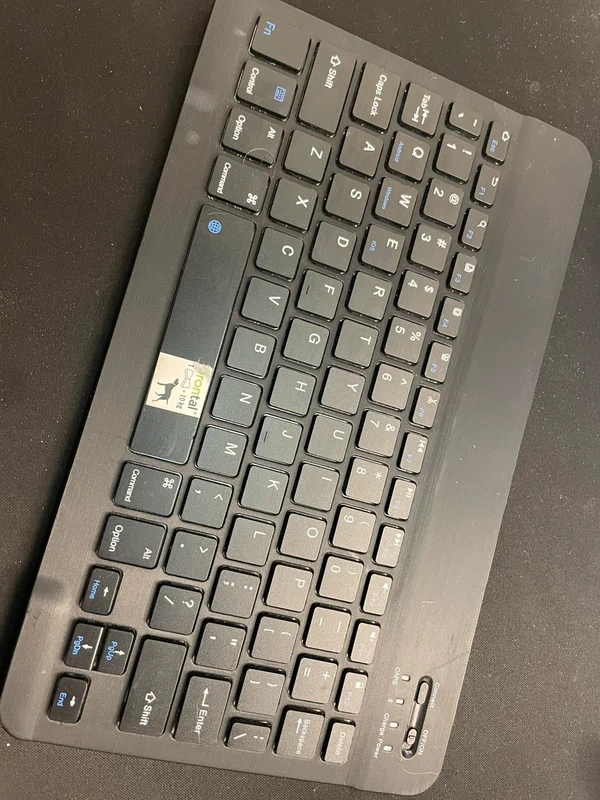 Malá Bluetooth klávesnica pre tablety a počítače