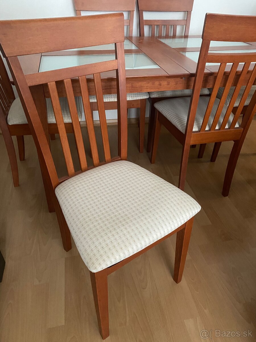 Jedálensky stôl a stoličky
