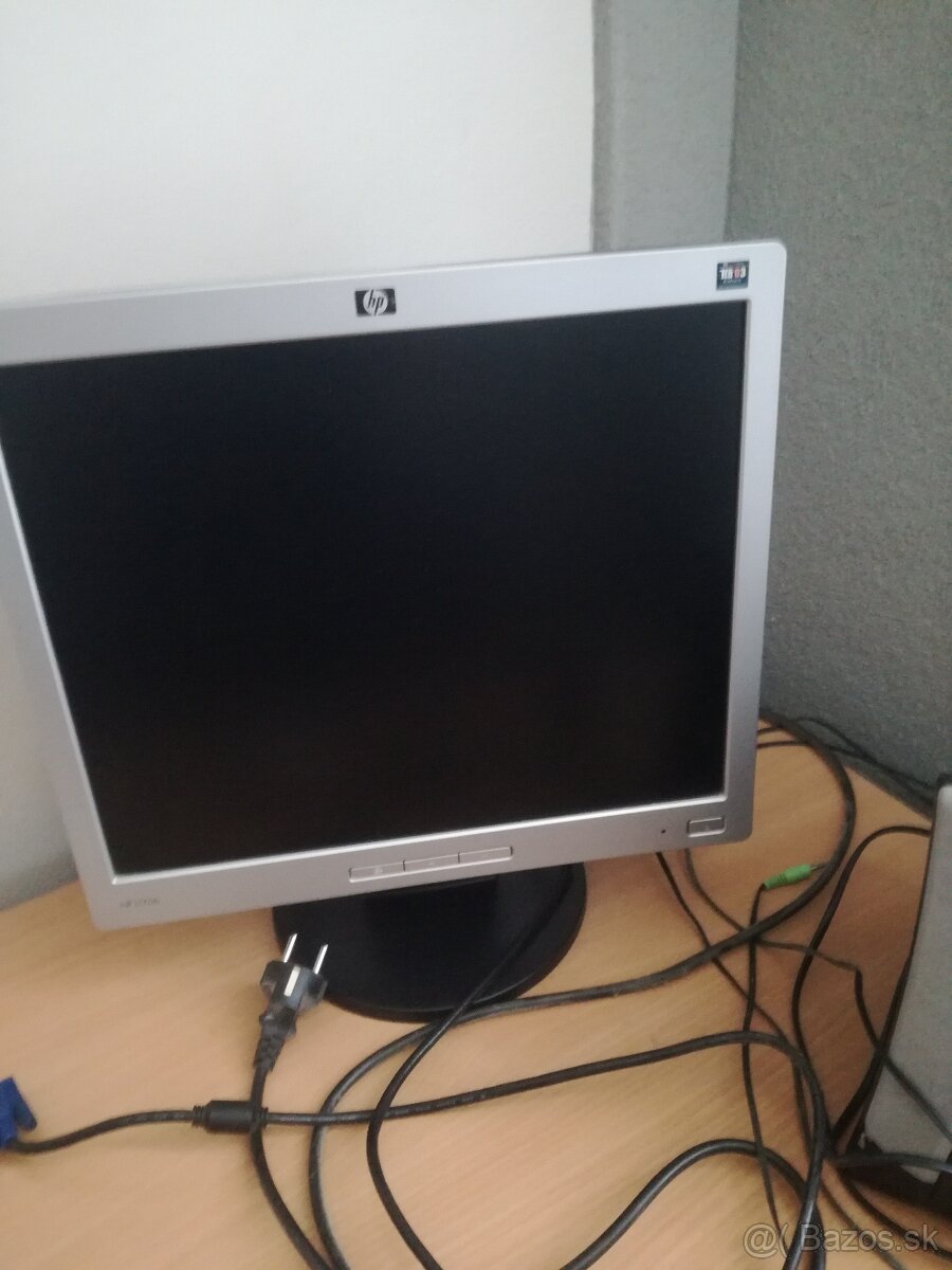 LCD monitor,myš,reproduktory,klávesnica,kamera,USB hub