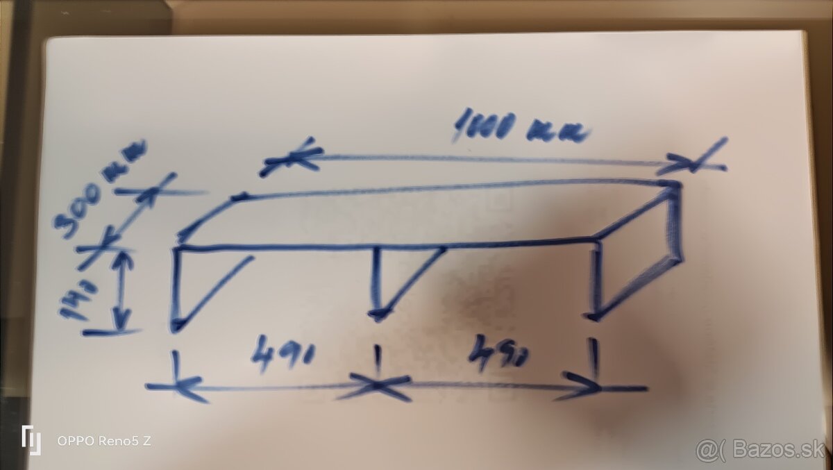 Sklenený stolík pod TV