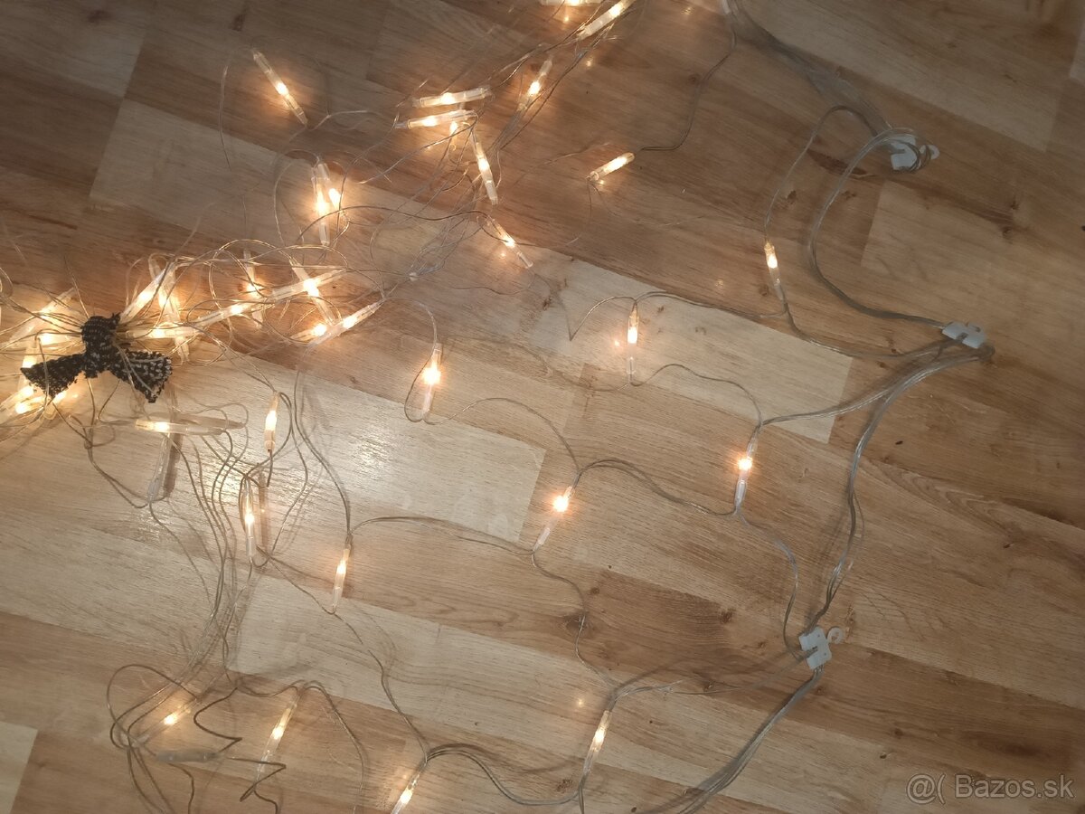 Vianočné svetielka na celé veľké okno