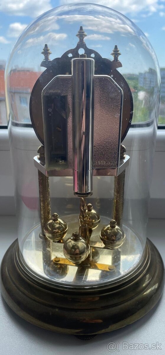 Stojaté starožitné hodiny pod sklom