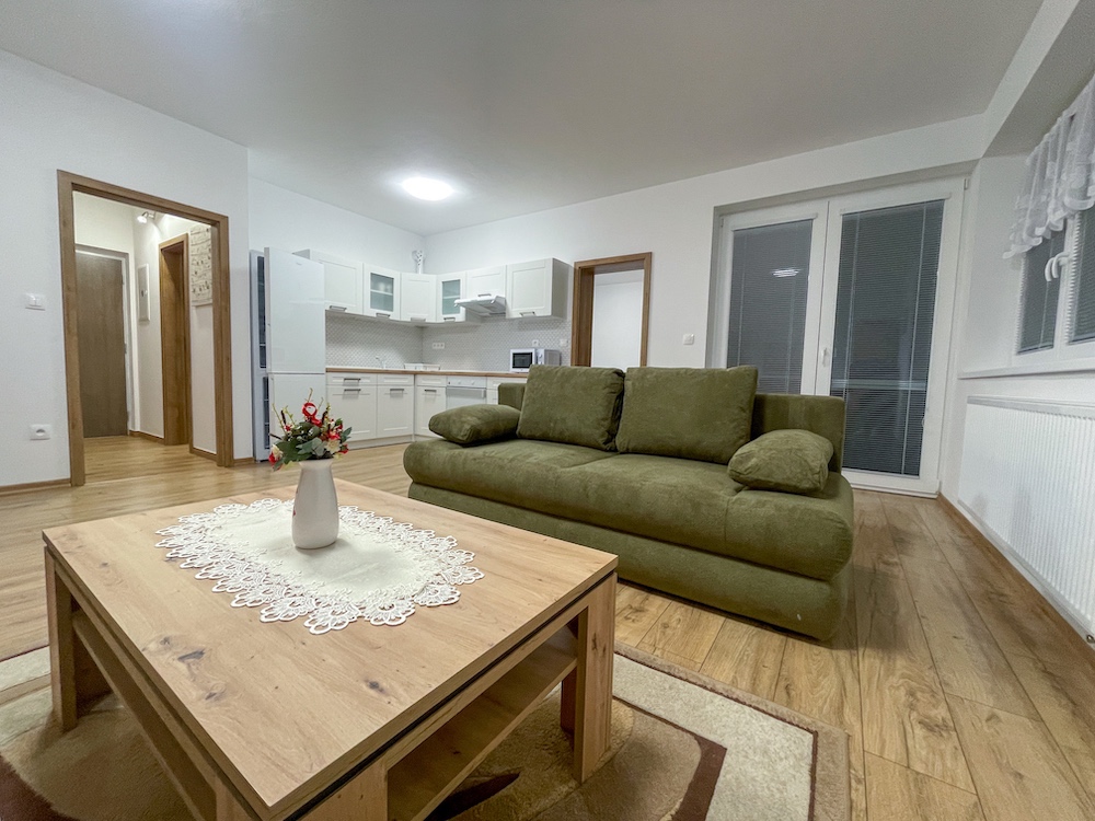 Dvojizbový byt s balkónom na prenájom, Vráble