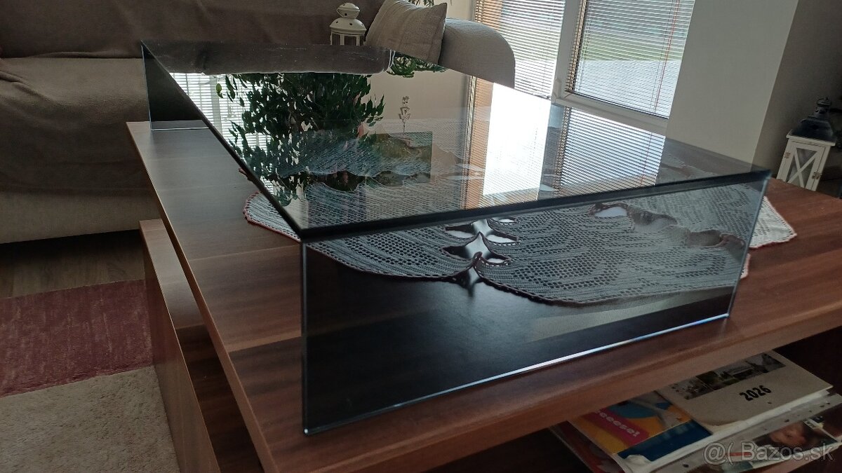 Sklenený stojan na TV