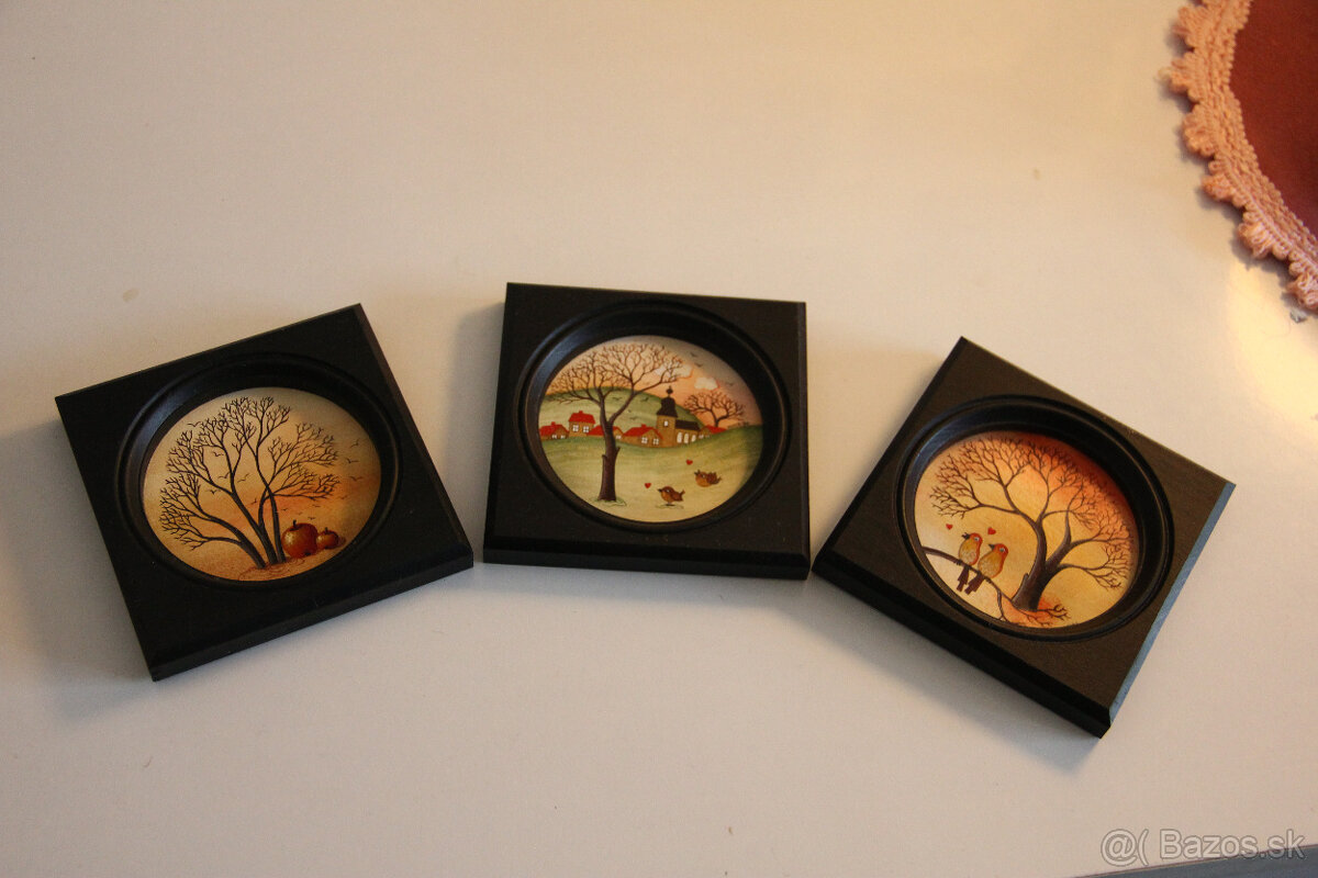 Malovane miniatury v drevenom tmavom rame 3ks