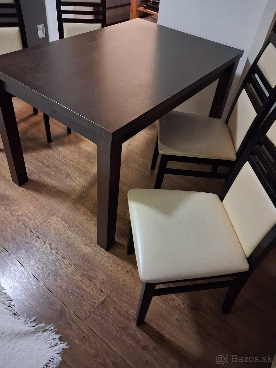 Jedálenský stôl a stoličky