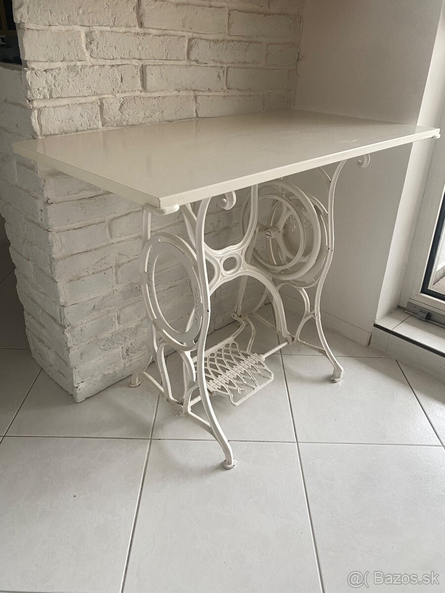 Biely stolík Singer