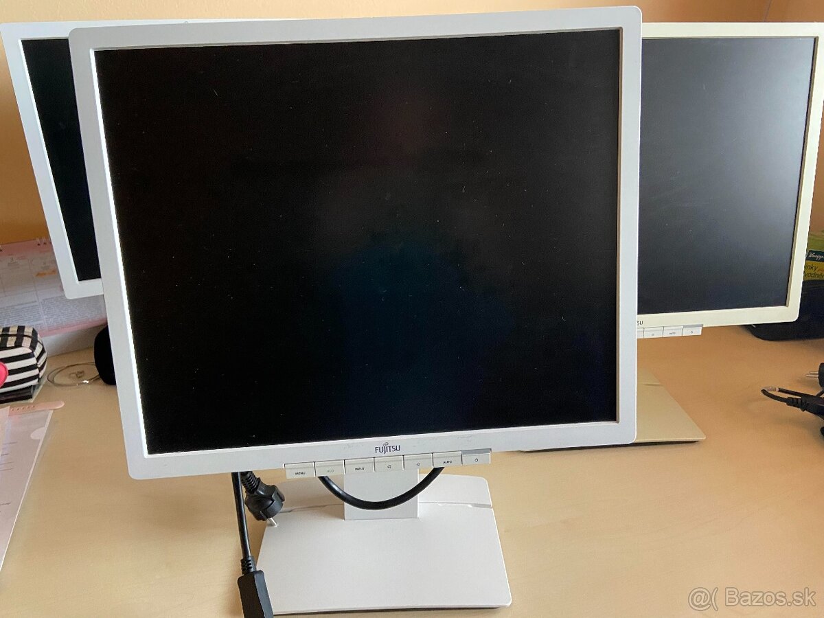 LCD monitor značky Fujitsu