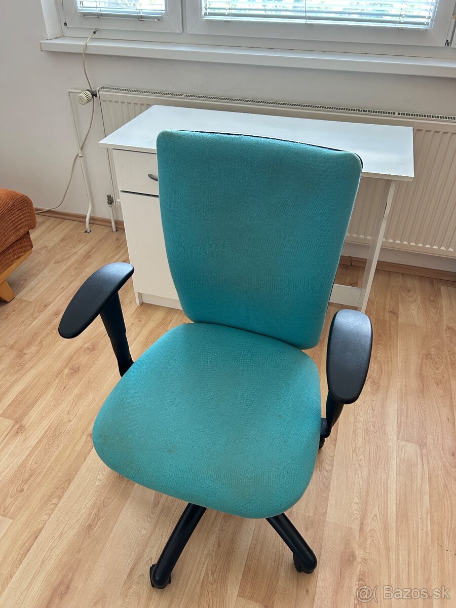 Predam 2 staršie PC stolíky a kancelárske stoličky
