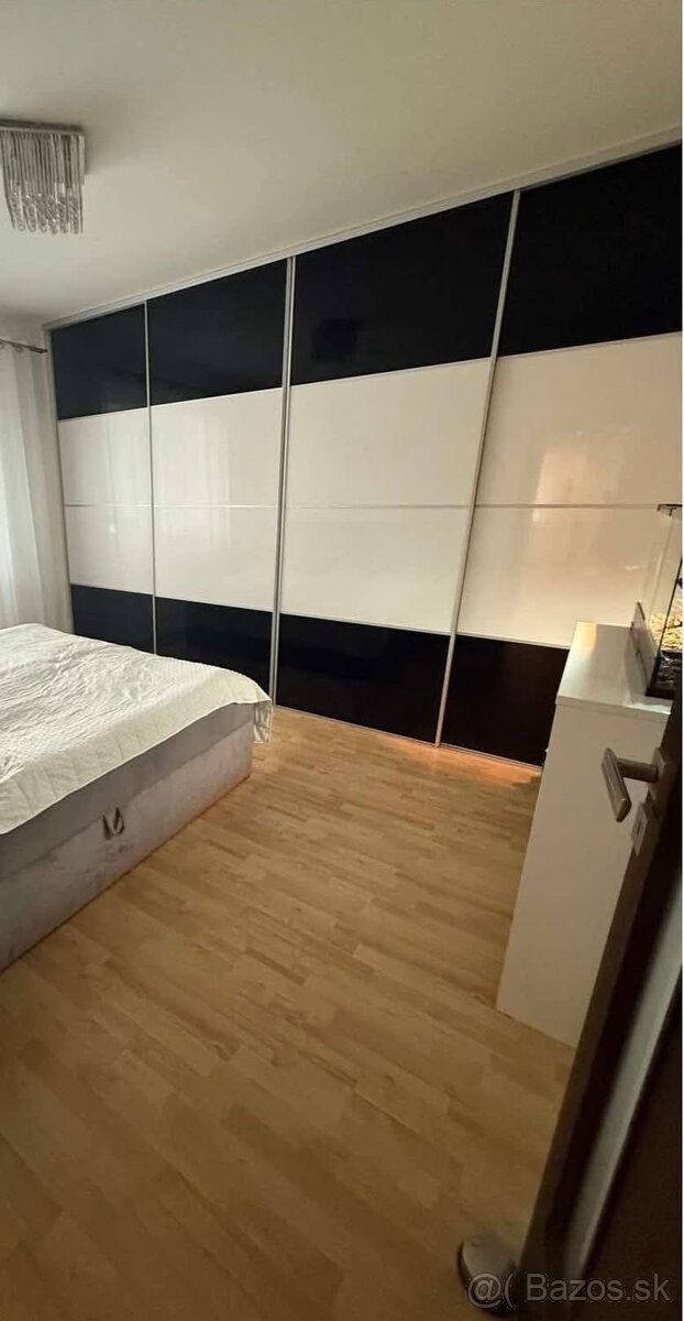 Vstavaná skriňa