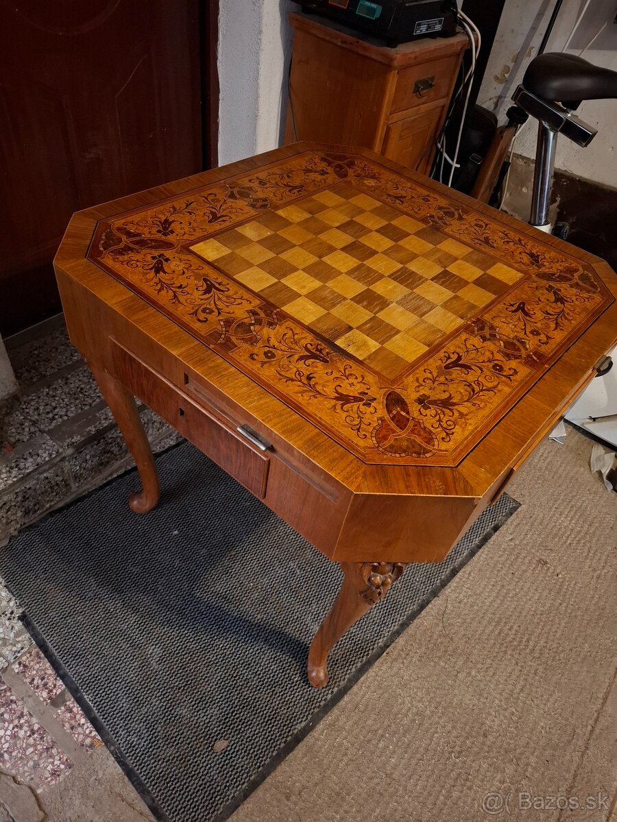 Predám starožitný intarzovaný šachový hráčský stolík 80cm x