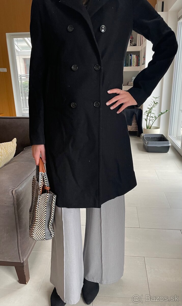 Čierny dámsky kabát zn. Mango