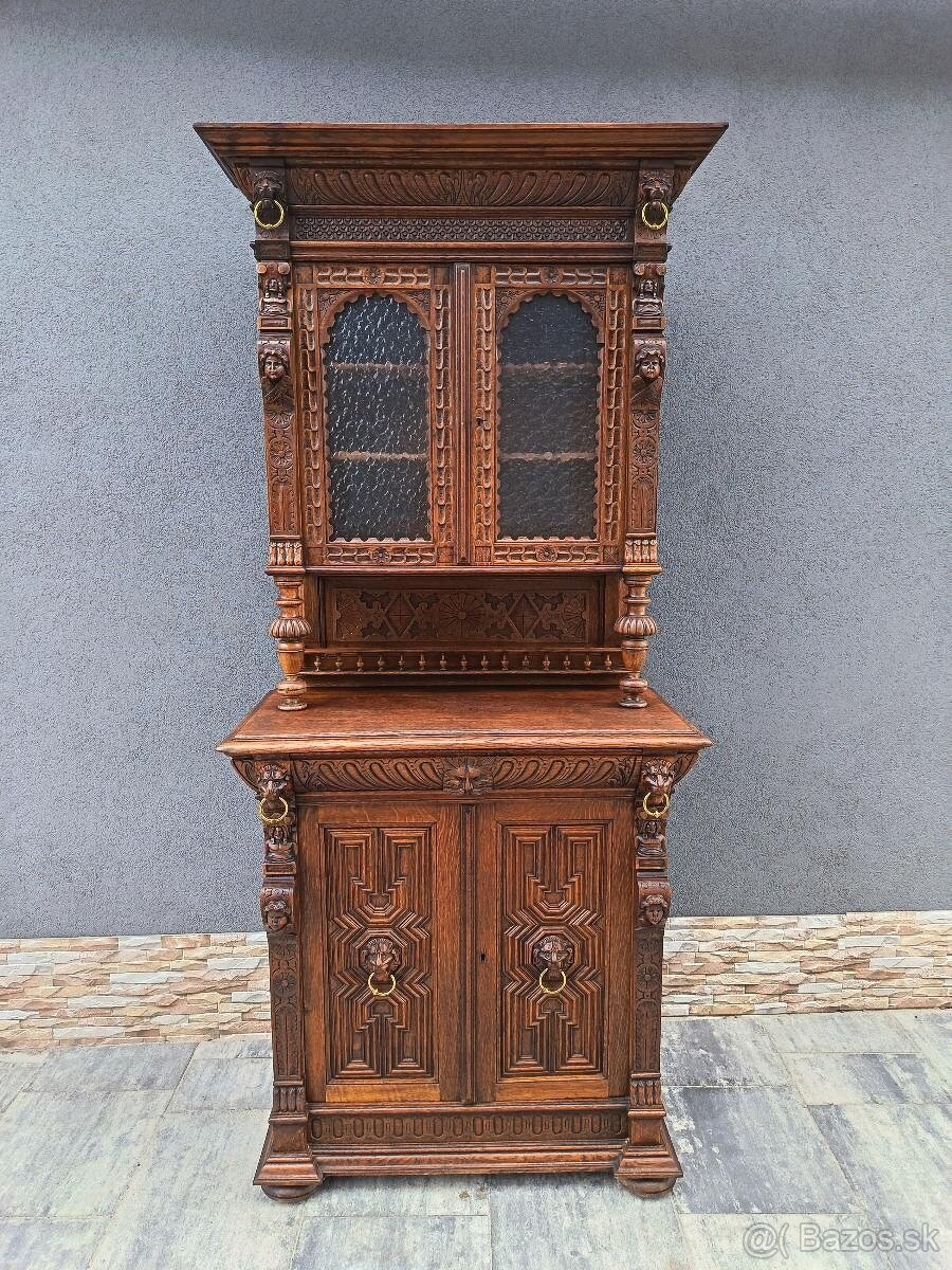 starožitný príborník