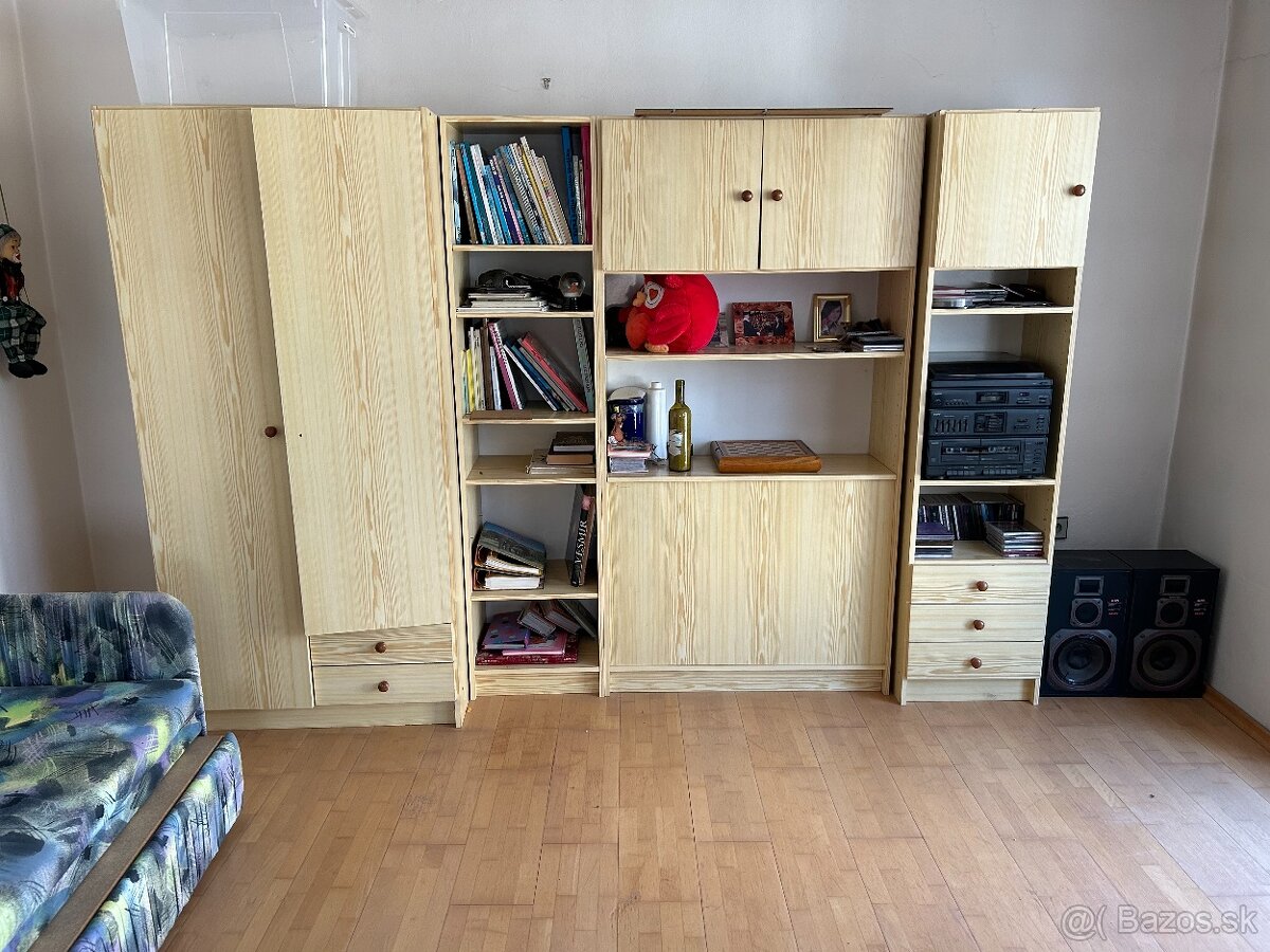 Obývacia stena v svetlom prevedení