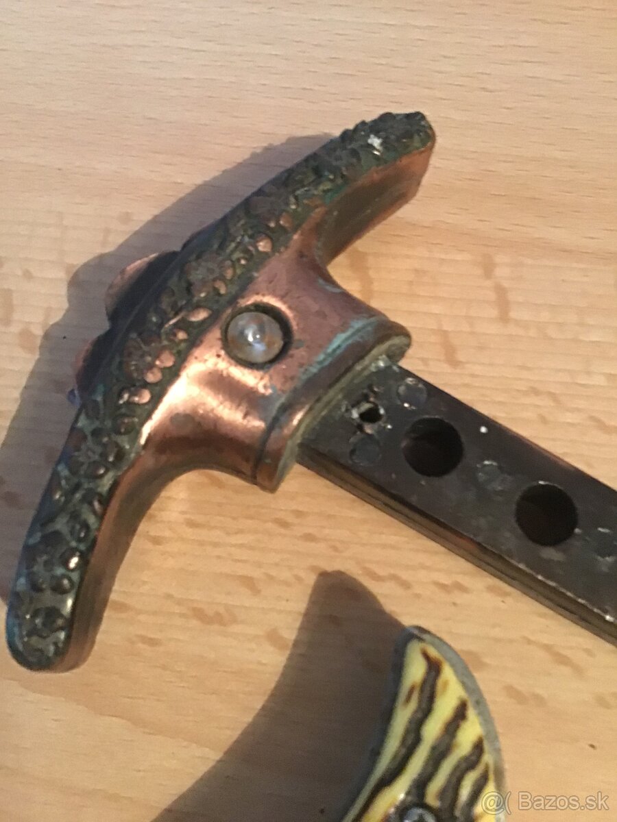 STARé RUKOVäTE Z NOží A KLUčE