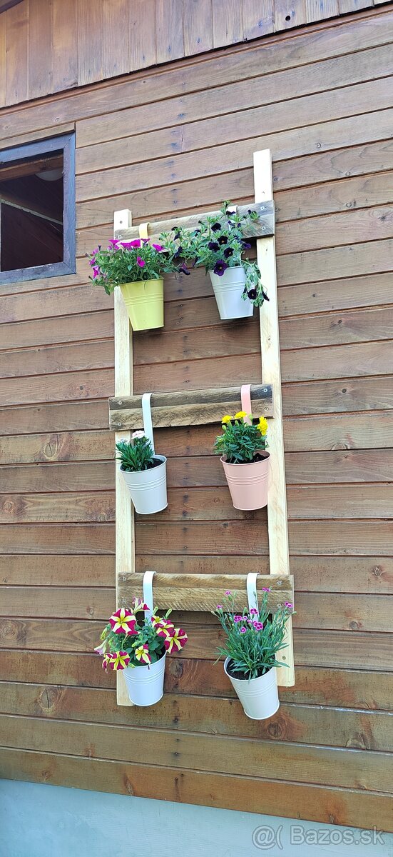 Rebrík s kvetináčmi na výrobu