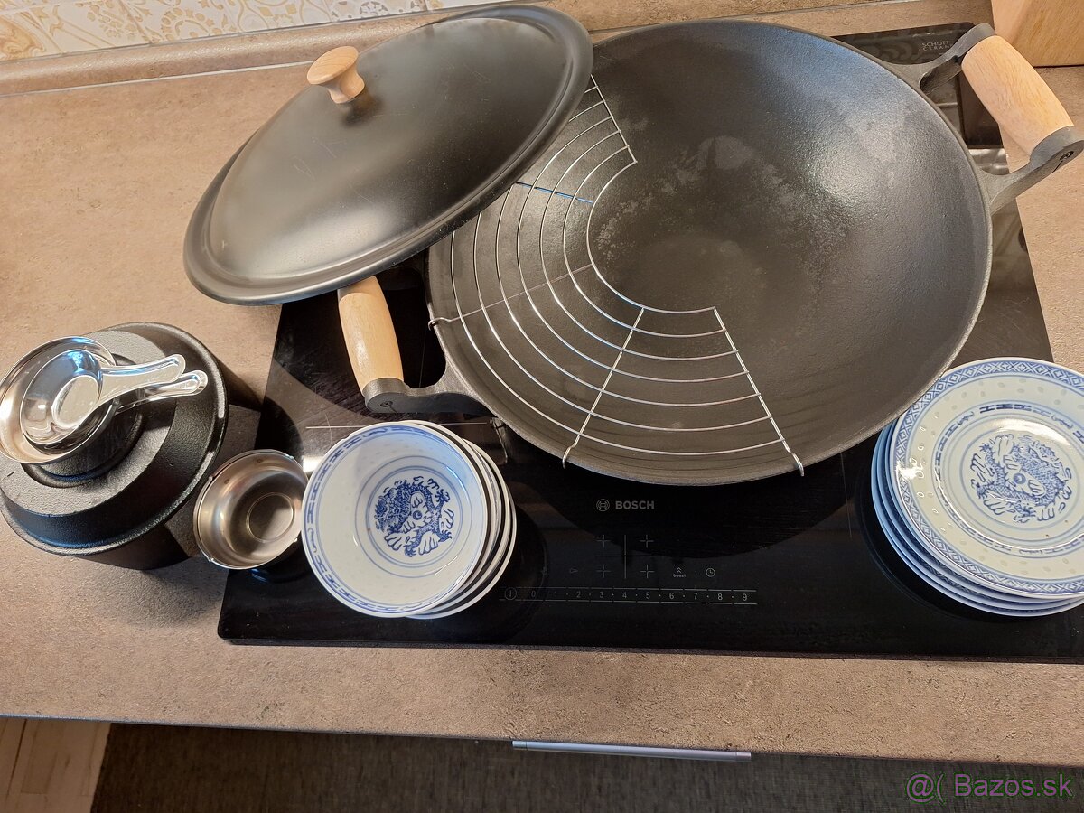 Liatinový wok s čínskym porcelánom