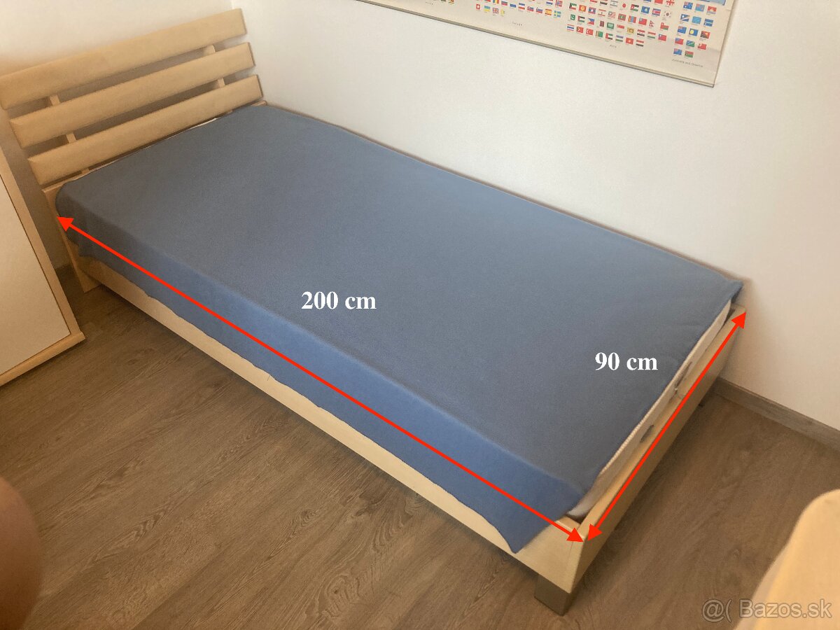 Posteľ s roštom a matracom