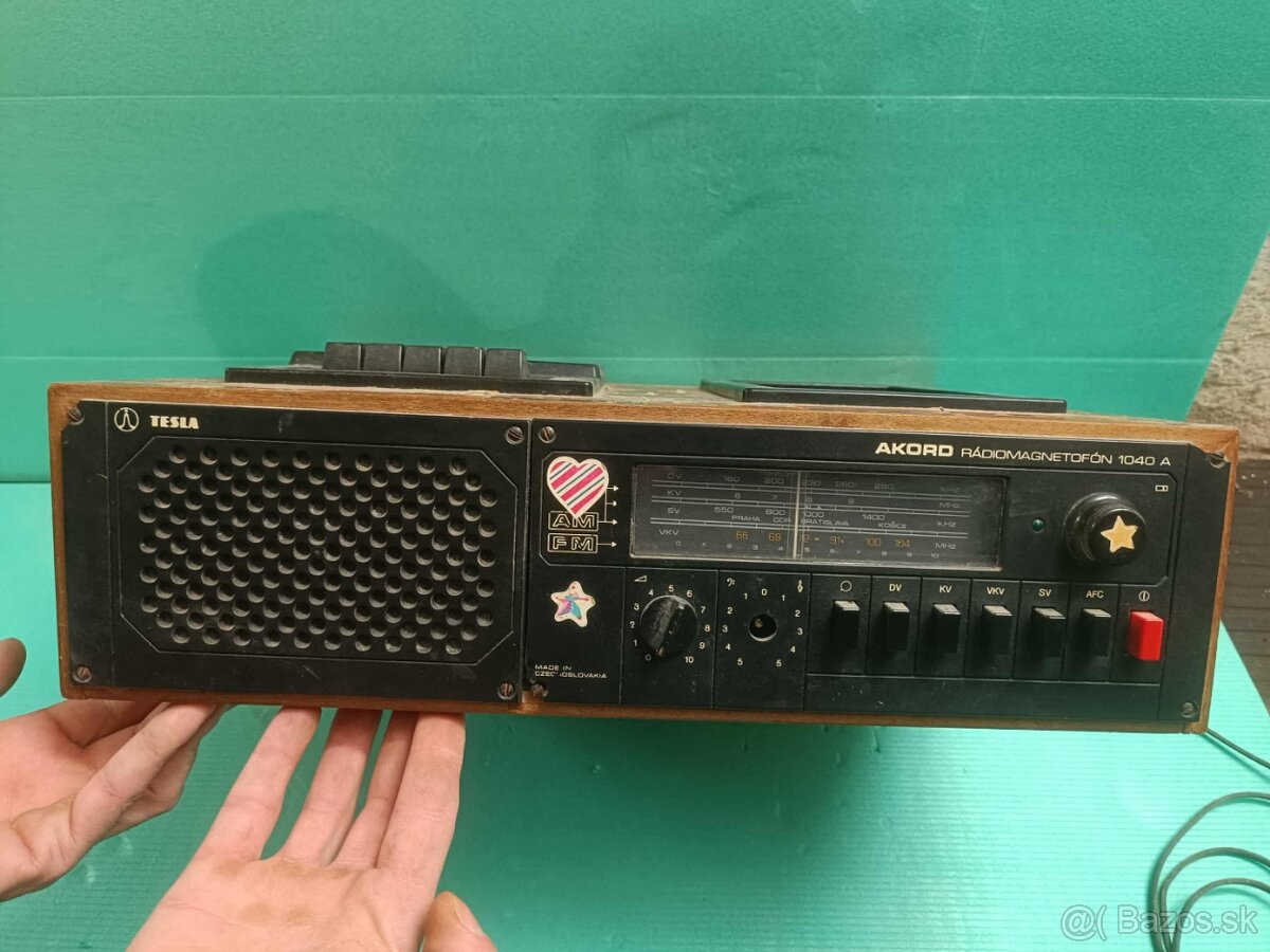 Starý rádiomagnetofón Tesla Akord 1040 A