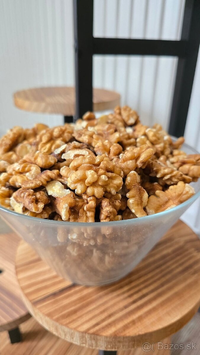 Ponúkam na predaj tohtoročne domáce lúpané orechy.