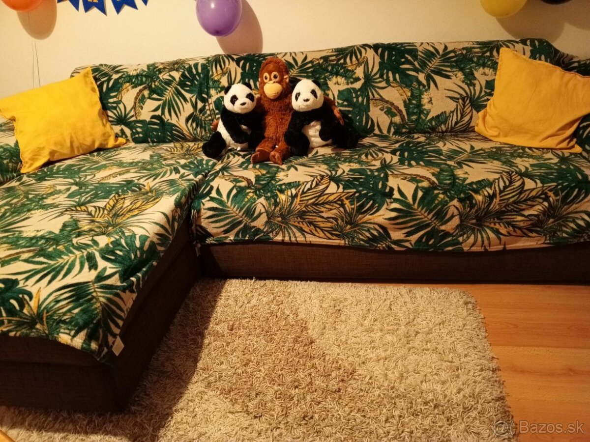 Veľký a pekný gauč.