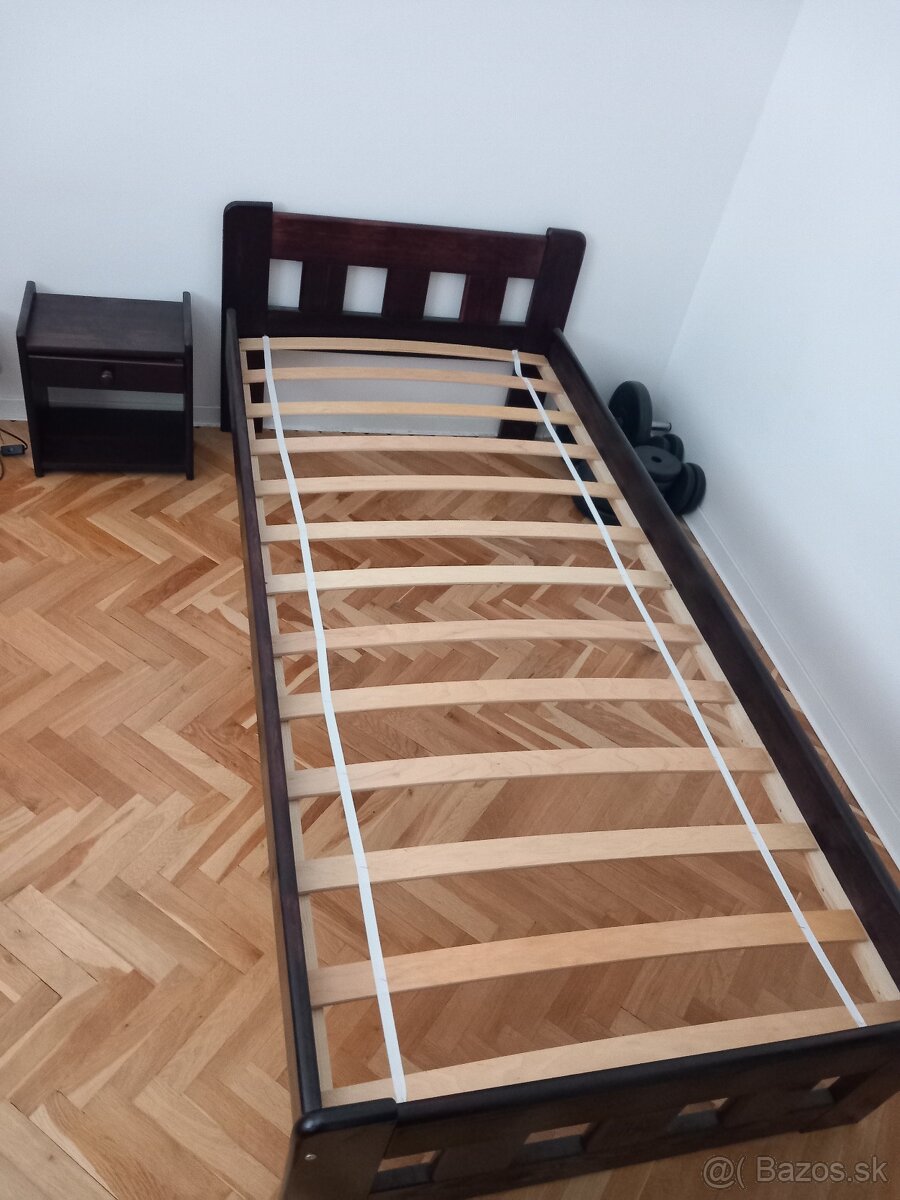 Posteľ s nočným stolíkom