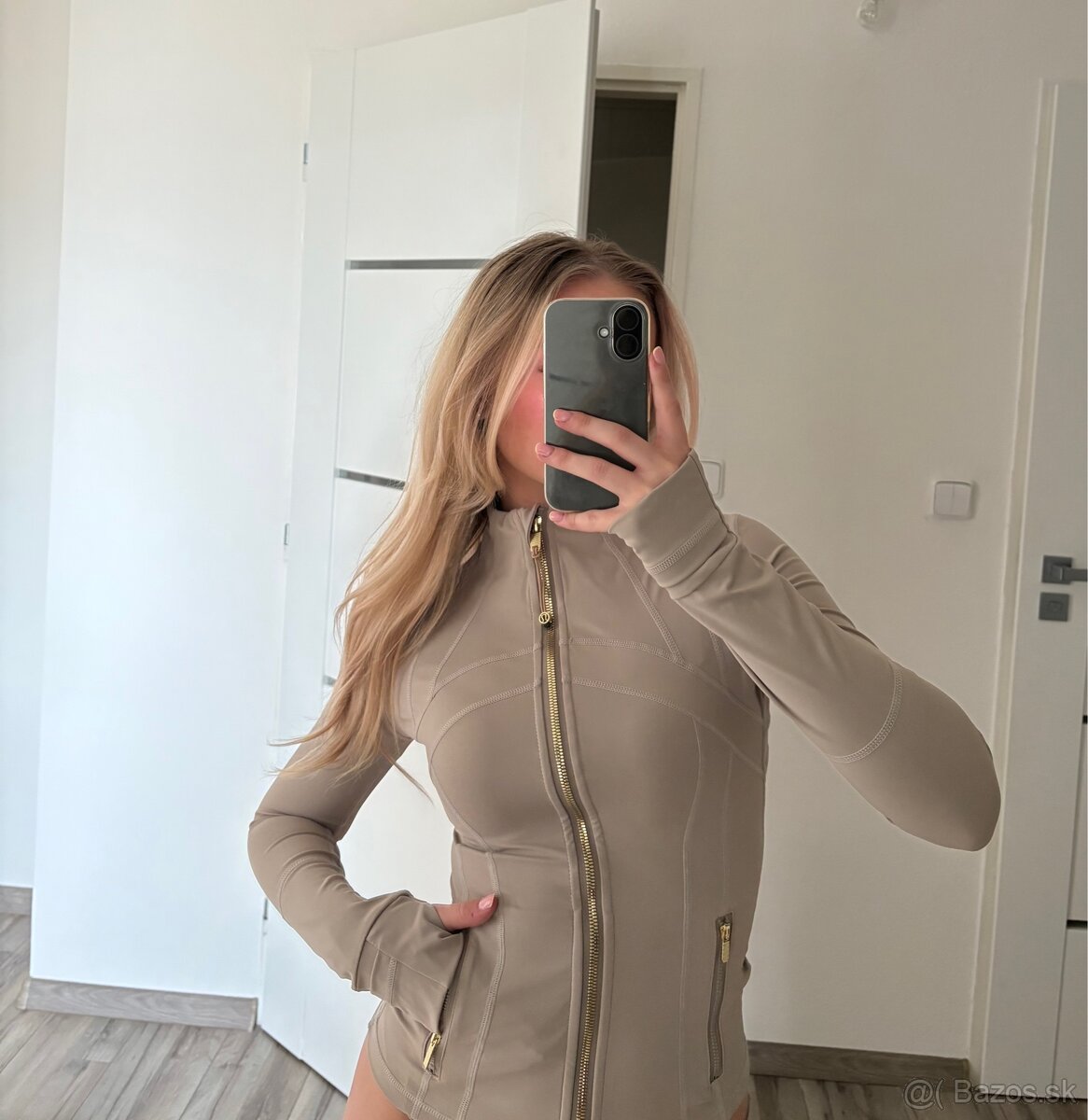 Define jacket Lululemon so zlatým zipsom