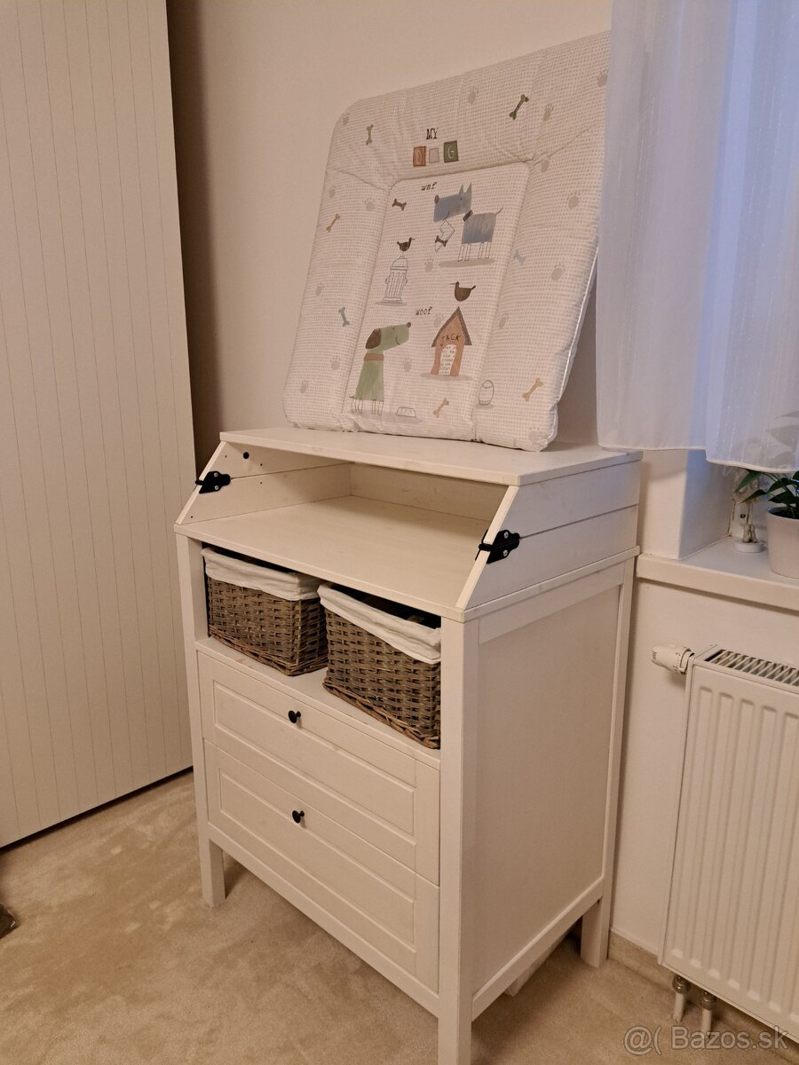 Prebalovacia komoda s košíkmi