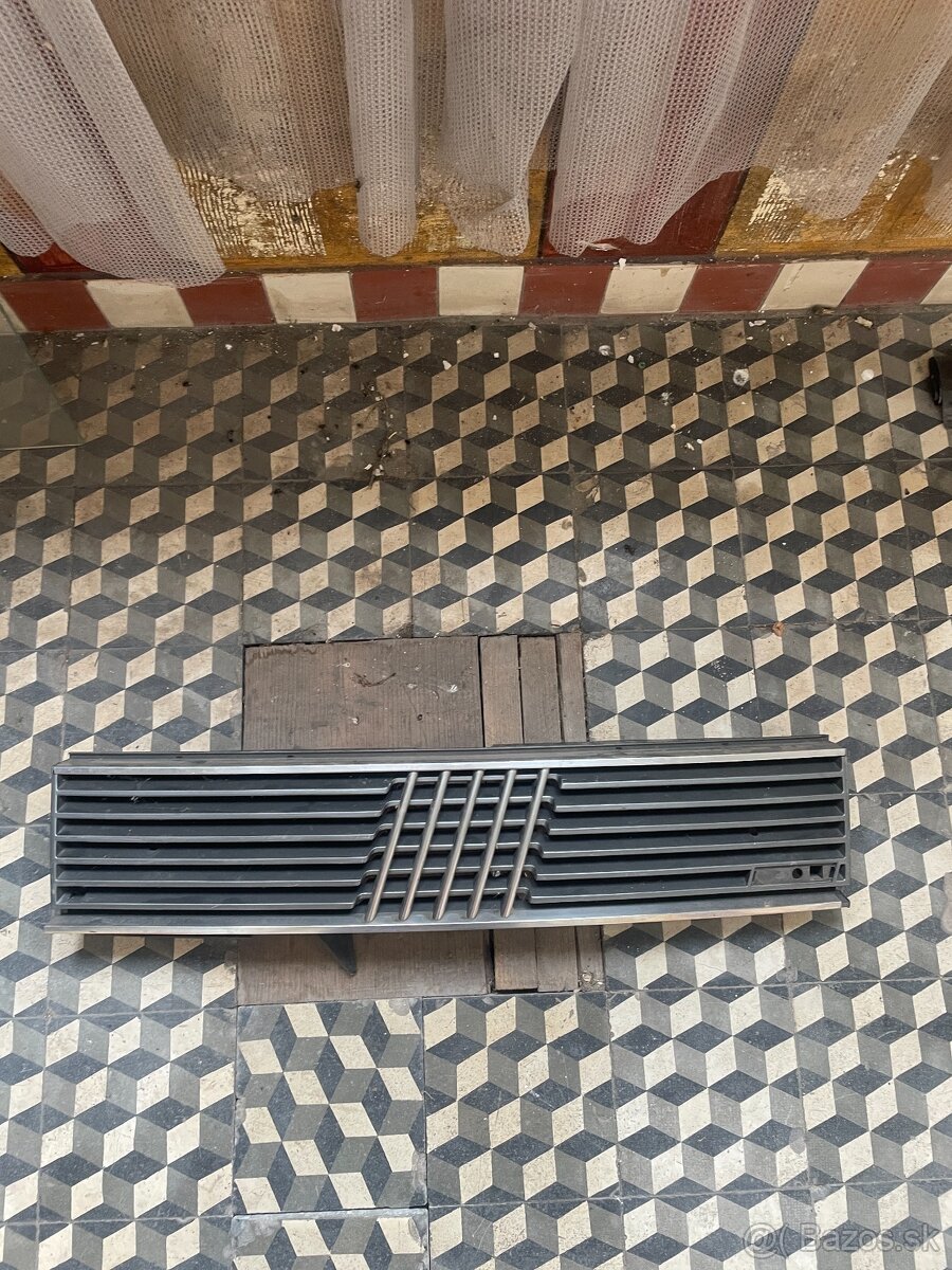 🚗 Predám originálnu prednú masku (mriežku) – Fiat Uno 🚗