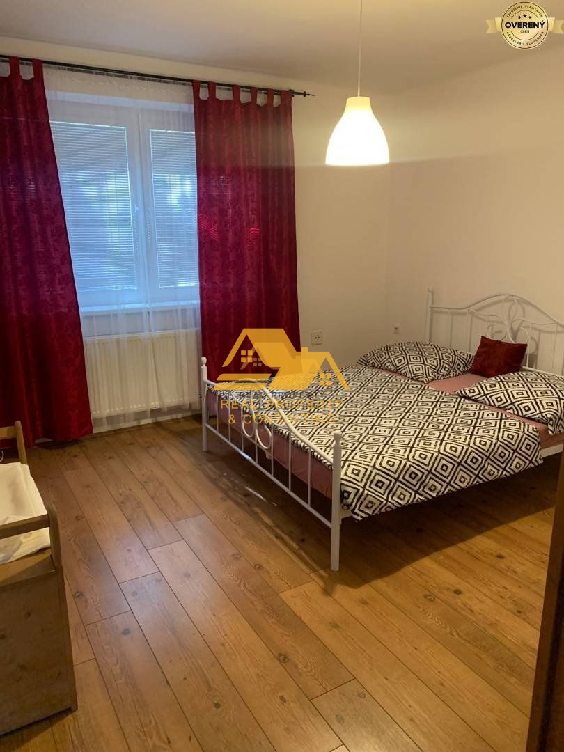 Znížená cena Predám tehlový 3 izbový byt s balkónom v Novýc