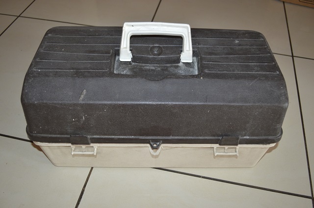 predam plastovy box spolu s roznym naradim