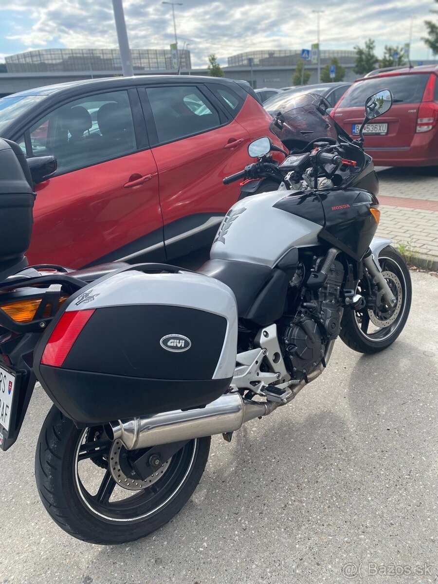 Honda CBF 600 s.600 kubických centimetrov 57 kW. Rok výroby