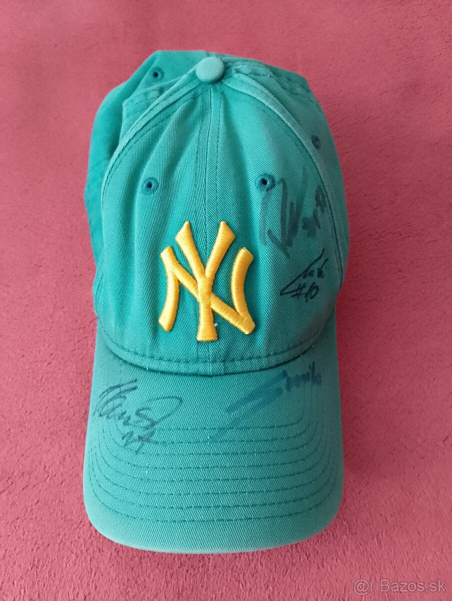 Šiltovka s podpismi