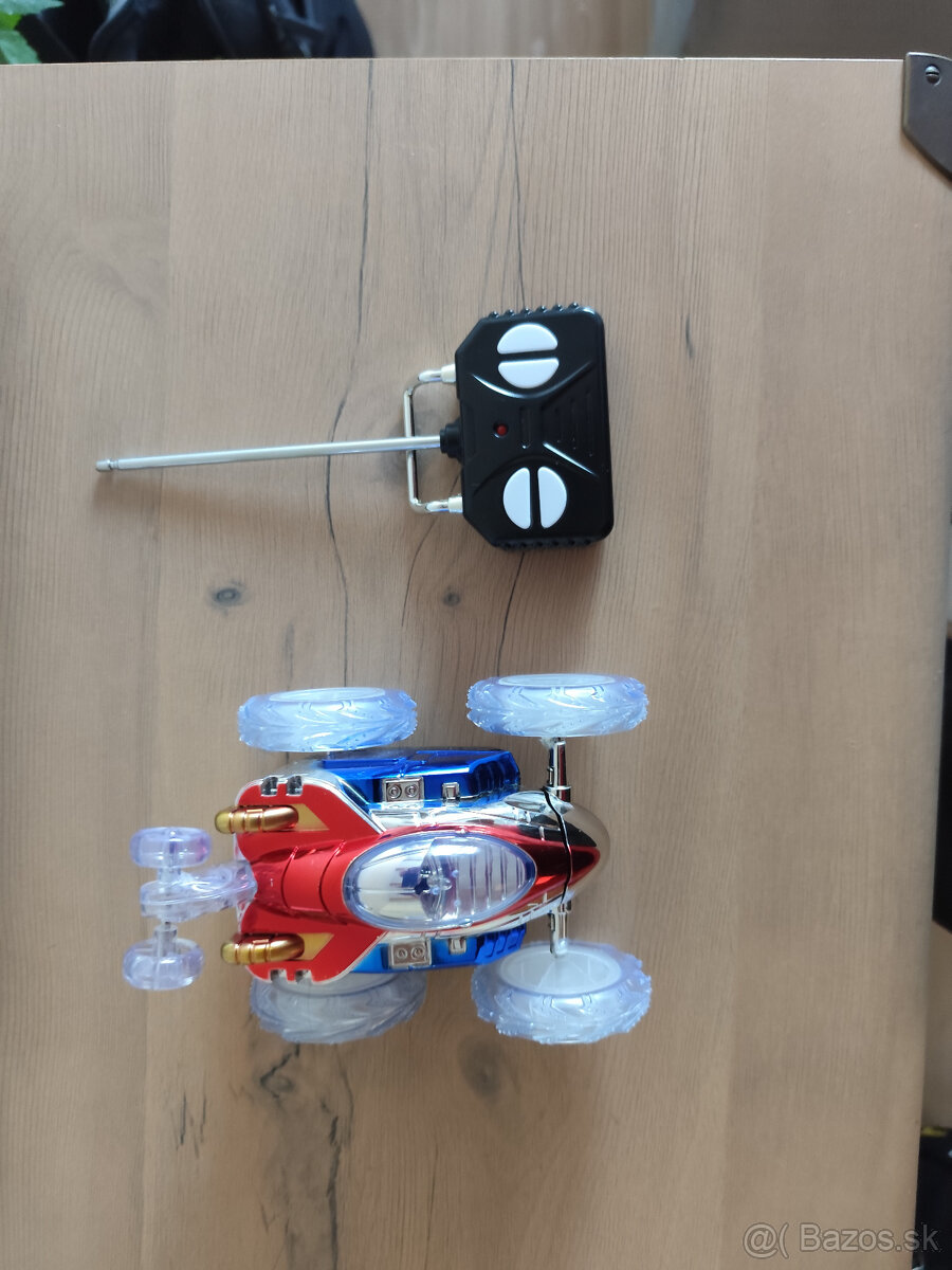 Pretáčacie RC autíčko