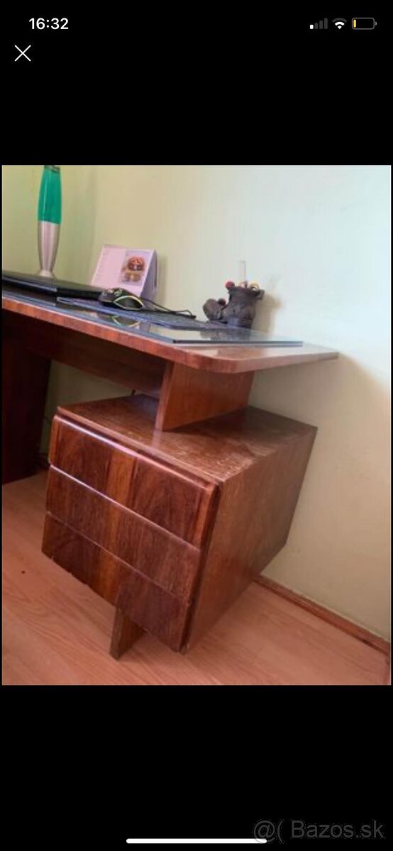 Lakovaný drevený písací stôl
