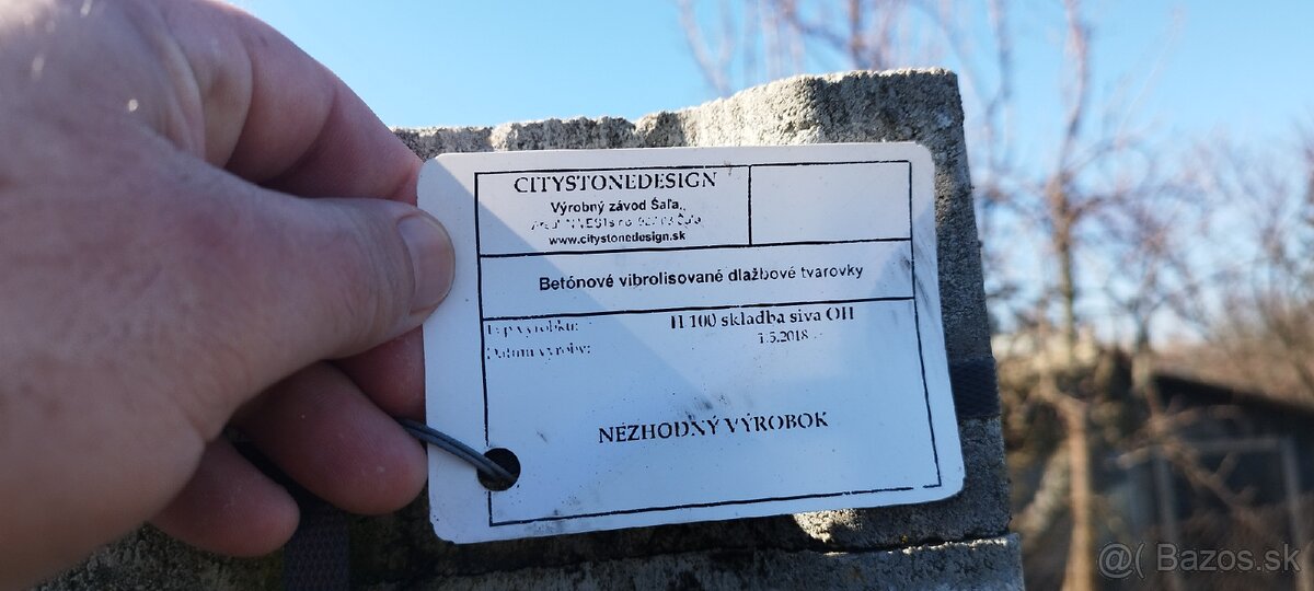 Zámková dlažba.